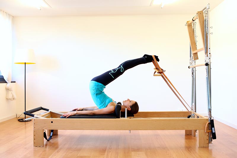 Helles Pilates Studio mit Matten und Geräten